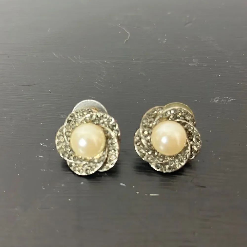 Vintage costume pearl earrings 